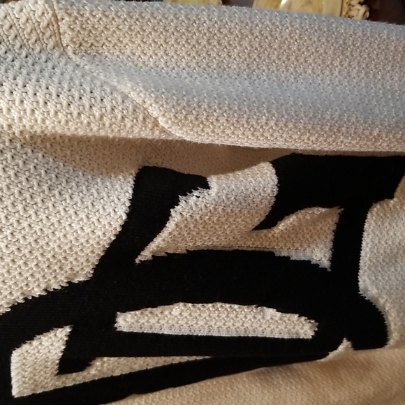 $REDUCED!! DOLCE & GABBANA LOGO VIRGIN WOOL JUMPER..Size: Small (Can fit Medium) - Picture 2 of 6